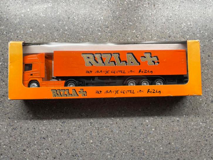 WSI: Rizla. Het oranje gevoel van Rizla. 27 cm.Versturen kan, Hobby en Vrije tijd, Modelauto's | Overige schalen, Nieuw, Bus of Vrachtwagen