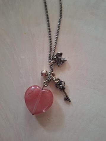 Ketting rozenkwarts hart en bedels beschikbaar voor biedingen