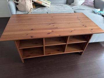 Houten tafel in goede staat.  beschikbaar voor biedingen