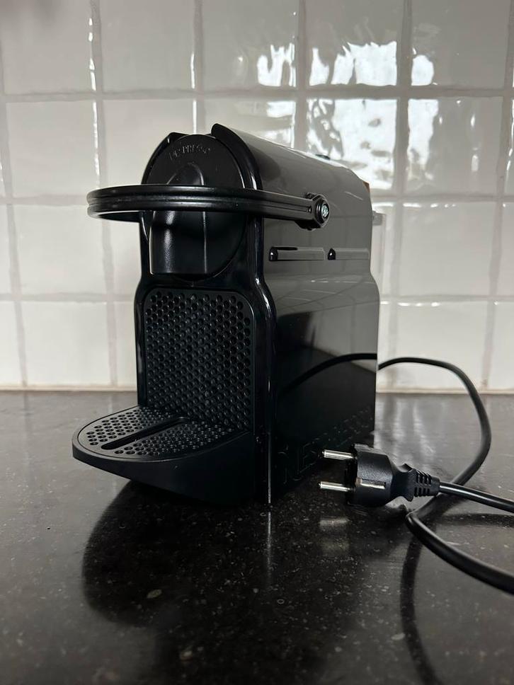 Nespresso Inissia D40 - Capsulemachine, Witgoed en Apparatuur, Koffiezetapparaten, Gebruikt, Koffiepads en cups, Espresso apparaat