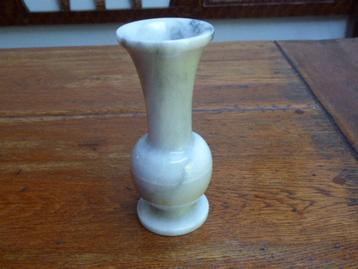 Vintage marmeren vaasje beschikbaar voor biedingen