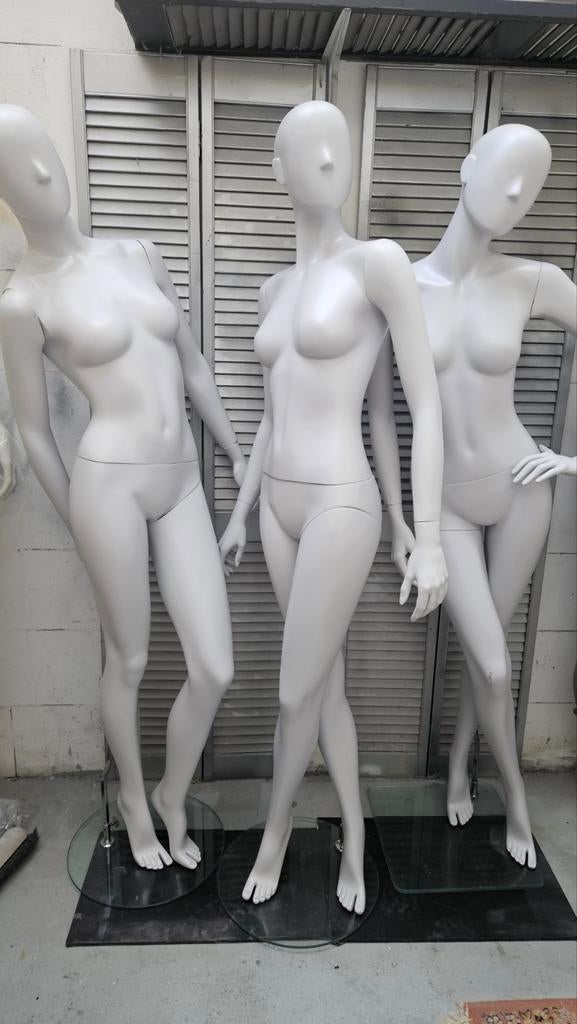 Lichtgrijze dames etalagepoppen paspoppen, Ophalen