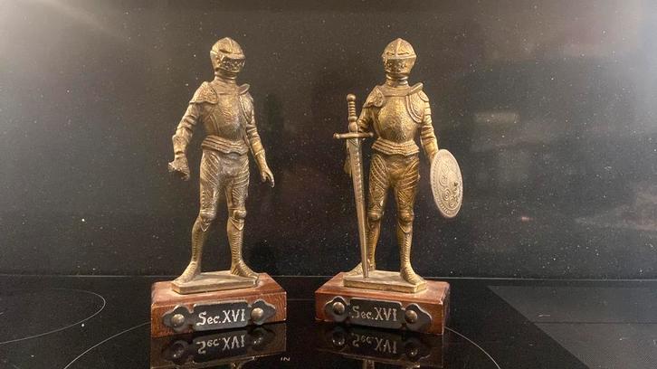 2 Beelden ridders op houten sokkel Sec XVI, Verzamelen, Beelden en Beeldjes, Zo goed als nieuw, Ophalen of Verzenden