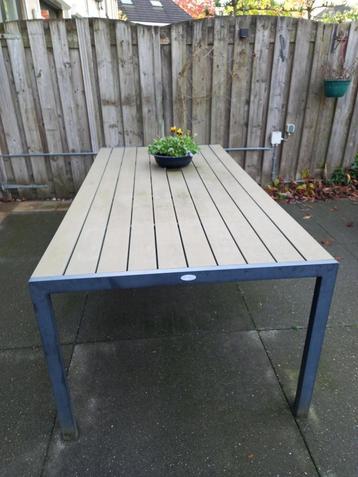 Kunststof tuintafel met stalen poten beschikbaar voor biedingen
