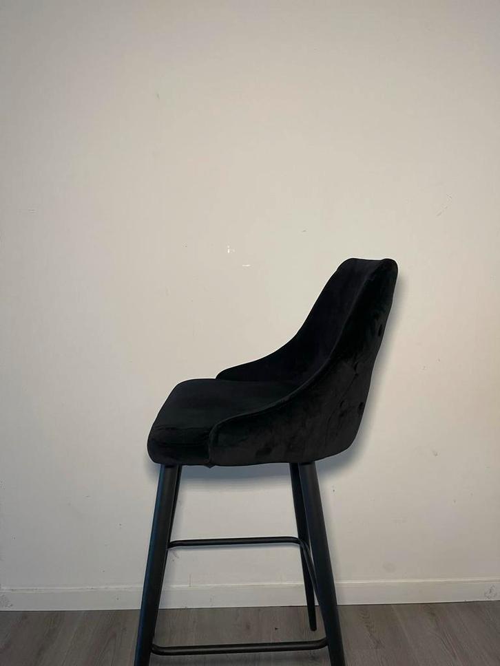 Stijlvolle zwarte krukken, Huis en Inrichting, Barkrukken, Zo goed als nieuw, 60 tot 90 cm, Hout, 1 kruk, Met voetsteun, Ophalen