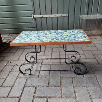 vintage mozaiek bijzettafelt met metalen onderstel beschikbaar voor biedingen