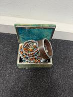 Armbanden collectie in sieradendoosje, Overige materialen, Gebruikt, Overige kleuren, Ophalen of Verzenden