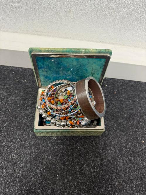 Armbanden collectie in sieradendoosje, Sieraden, Tassen en Uiterlijk, Armbanden, Gebruikt, Overige materialen, Overige kleuren