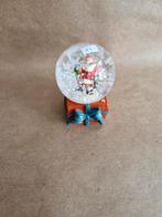 Sneeuwbol 150 kerstman op cadeautje, Diversen, Kerst, Onbekend, Ophalen of Verzenden, Zo goed als nieuw, Onbekend