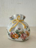 Vintage porselein vaasje met bloemen, Ophalen, Gebruikt, Overige kleuren, Aardewerk of Porselein