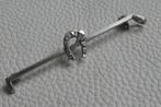 Zilveren broche met hoefijzer en zweepje, 4 tot 7 cm, Verzenden, Zo goed als nieuw, Met edelsteen