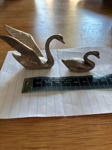 Twee Metalen Zwanen Beeldjes in Letterbak beschikbaar voor biedingen