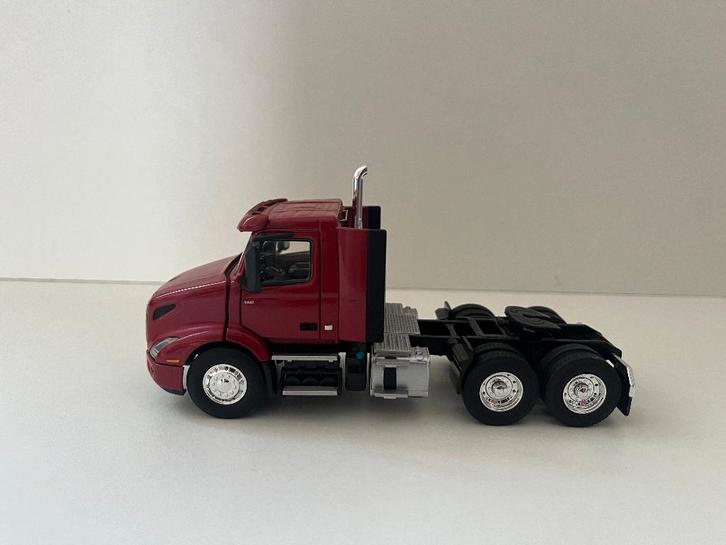 Rode Volvo VNR 300 dagcabine van First Gear, Hobby en Vrije tijd, Modelauto's | 1:50, Zo goed als nieuw, Bus of Vrachtwagen, Overige merken