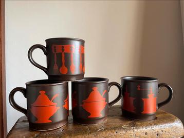 4 retro mokken bruin met oranje keukenspullen beschikbaar voor biedingen