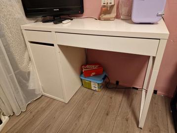 Ikea bureau beschikbaar voor biedingen