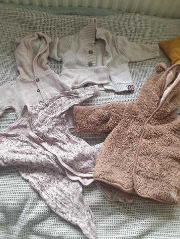 Babykleertjes maat 50/56. 35 stuks voor 30€ = 0.85 cent/ps beschikbaar voor biedingen