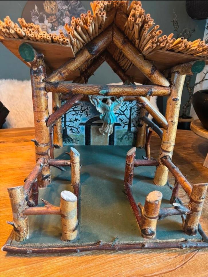 Kerststal met rieten dak en antieke engel incl beelden, Diversen, Kerst, Gebruikt, Ophalen