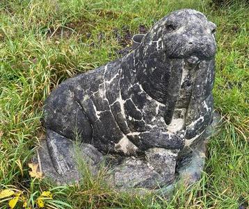 Zware walrus parasolhouder – exclusief tuinornament beschikbaar voor biedingen