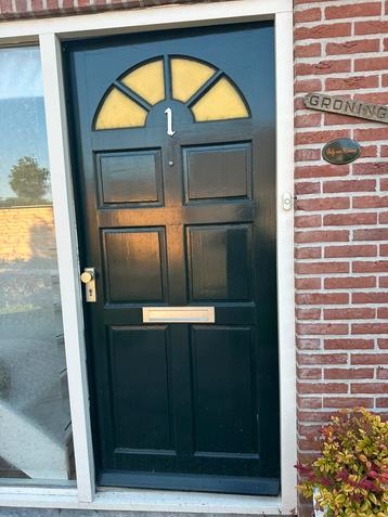 Hardhouten voordeur. beschikbaar voor biedingen