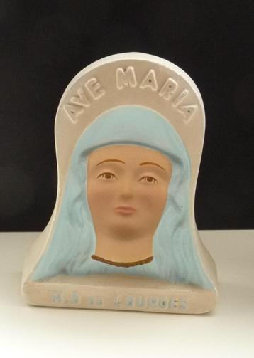 KALKSTENEN MARIA DIE JE STEEDS AAN BLIJFT KIJKEN 1973LOURDES beschikbaar voor biedingen