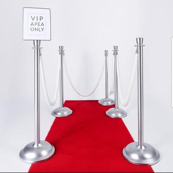 Rode loper met 4 zilvere paaltjes te huur  beschikbaar voor biedingen