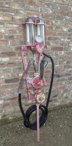 oude benzinepomp met twee glazen cilinders 2-tact pomp, Ophalen