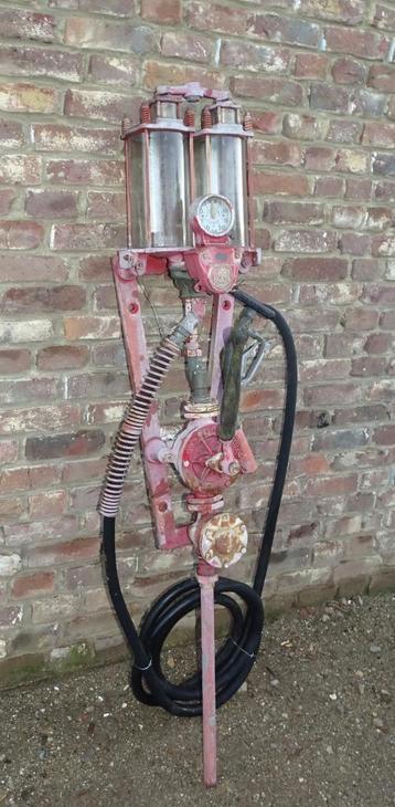 oude benzinepomp met twee glazen cilinders 2-tact pomp beschikbaar voor biedingen