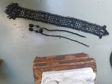 Antiek passement met zwarte gitten en een rouwsieraad beschikbaar voor biedingen