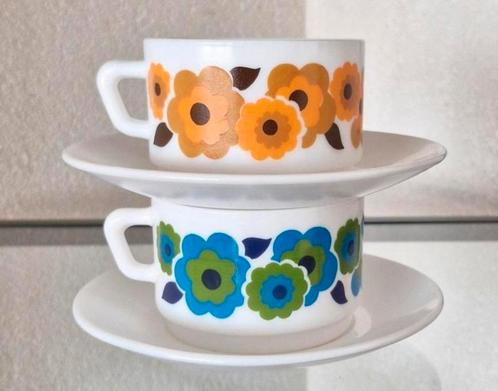 Twee Arcopal Lotus Kop en Schotels, Huis en Inrichting, Keuken | Servies, Zo goed als nieuw, Kop(pen) en/of Schotel(s), Overige stijlen