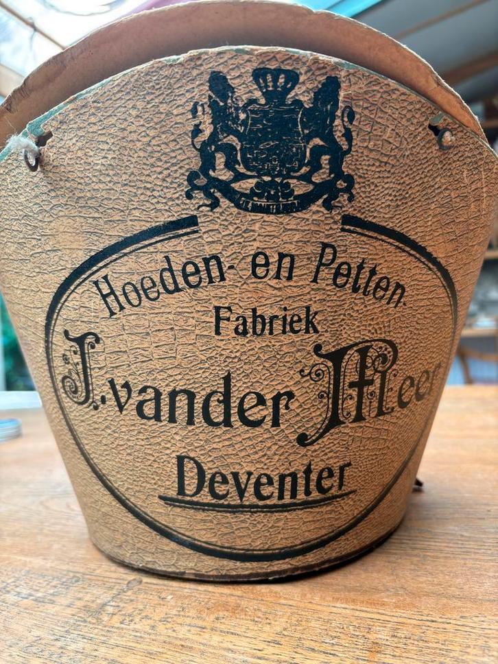 Hoedendoos J. Van der Meer en Bernard van Putten- Origineel!, Antiek en Kunst, Antiek | Kleding en Accessoires, Heren, Ophalen