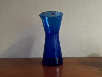 Iittala, Finland: blauwe Kartio waterkan Kaj Franck z.g.a.n. beschikbaar voor biedingen