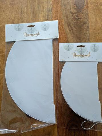 2x Partydeco honeycomb bal wit (30cm + 40cm) beschikbaar voor biedingen