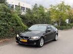 BMW 3-serie 320i FACELIFT 6-BAK XENON/CLIMA/CRUISE! SUPER ST, Zwart, 4 cilinders, Zwart, Origineel Nederlands