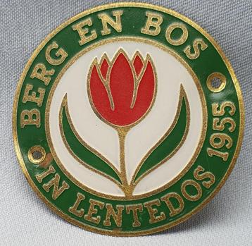 Badge berg en bos in lentedos 1955 beschikbaar voor biedingen