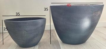 Twee bloempotten zie de maten beschikbaar voor biedingen