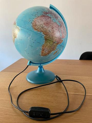 Verlichte Wereldbol beschikbaar voor biedingen