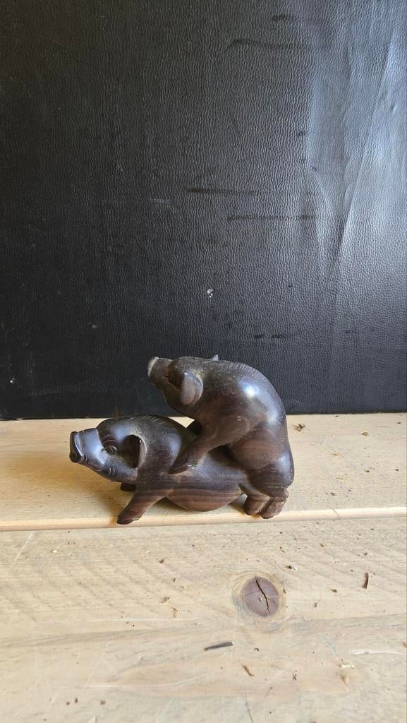 Houten beeldje van twee varkens, Antiek en Kunst, Ophalen of Verzenden