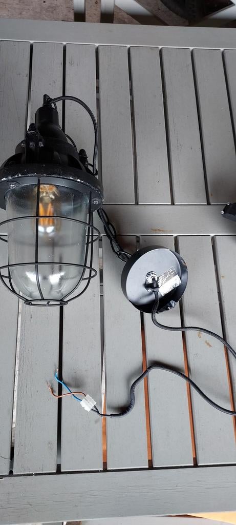 Industriële hanglamp met glazen kap en metalen kooi, Huis en Inrichting, Lampen | Hanglampen, Ophalen, Gebruikt, Glas, Industrieel, Vintage