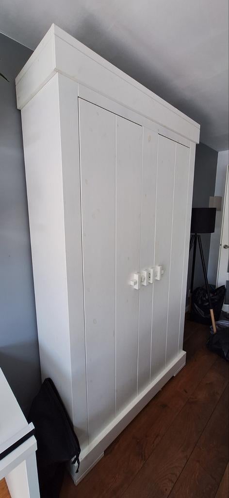 Witte kast in zeer goede staat. Detail binnen kant is zwart, 100 tot 150 cm, Modern-Klasiek, Ophalen of Verzenden, Zo goed als nieuw