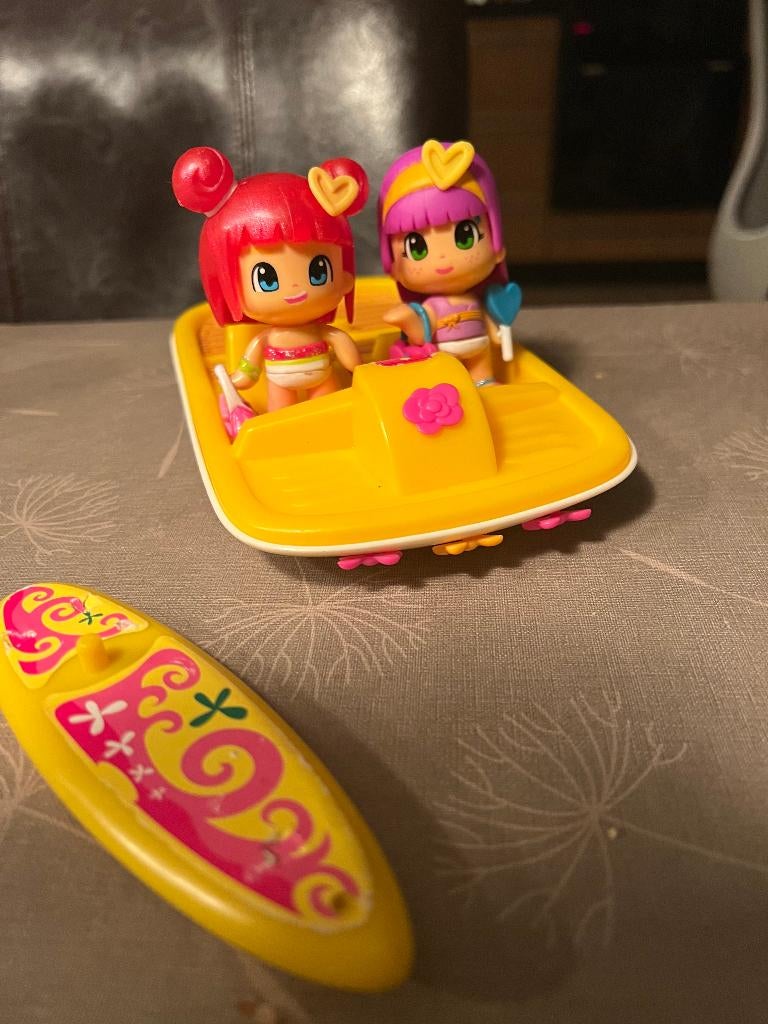Pinypon boot waterfiets met surfplank en 2 pinypon meisjes, Ophalen of Verzenden, Zo goed als nieuw