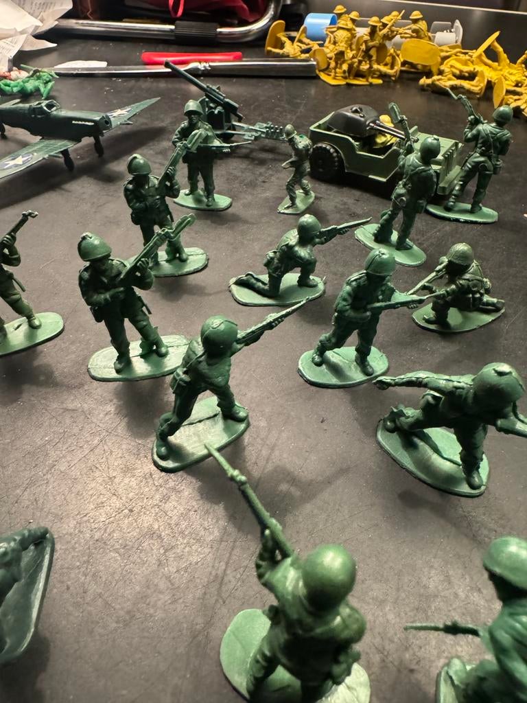 Sperlgoedsoldaatjes met jeeps vliegtuig en tank, Antiek en Kunst, Antiek | Speelgoed, Ophalen