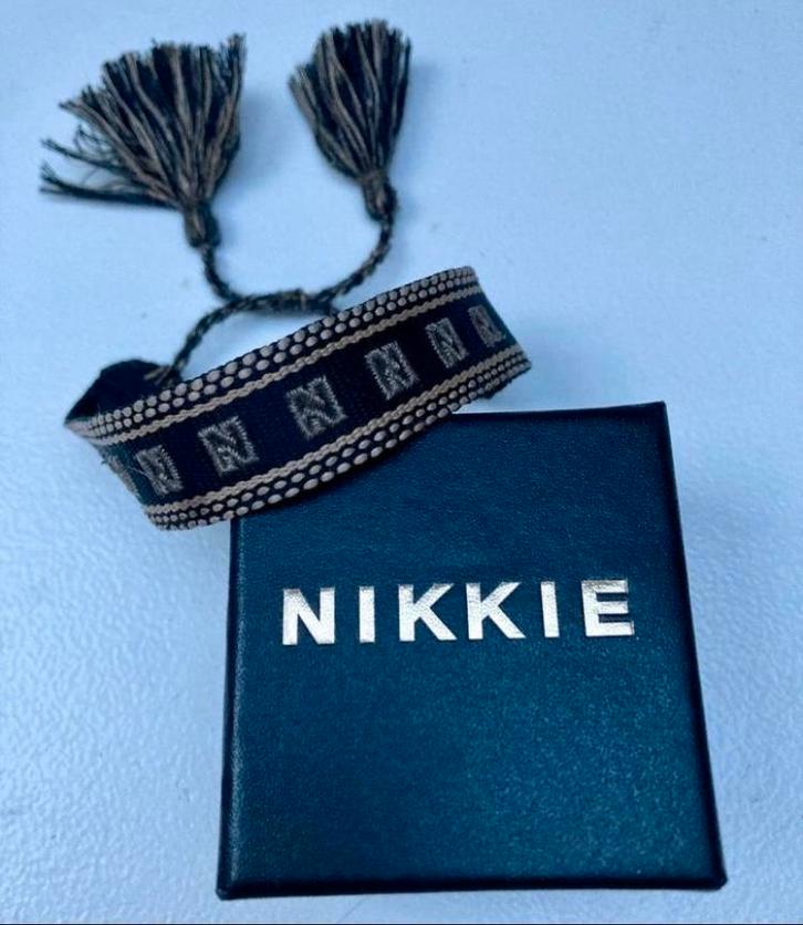 NIKKIE erg mooi geweven armbandje (zwart/ beige), Sieraden, Tassen en Uiterlijk, Armbanden, Zo goed als nieuw, Overige materialen