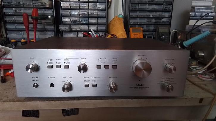 AKAI AM-2400 INTEGRATED AMPLIFIER ZILVERKLEURIG., Audio, Tv en Foto, Versterkers en Receivers, Gebruikt, Stereo, Minder dan 60 watt