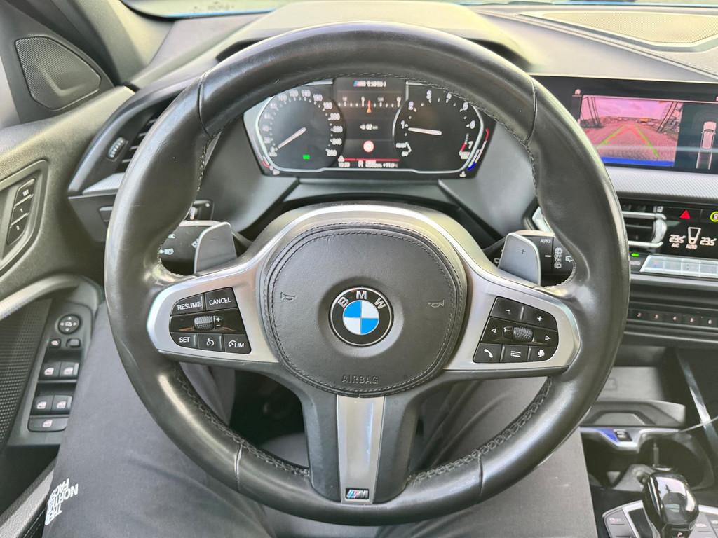 BMW 1-serie M135i xDrive High Executive|AUT|PANO|CARPLAY|, Auto's, BMW, 1998 cc, Gebruikt, 4 cilinders, Blauw