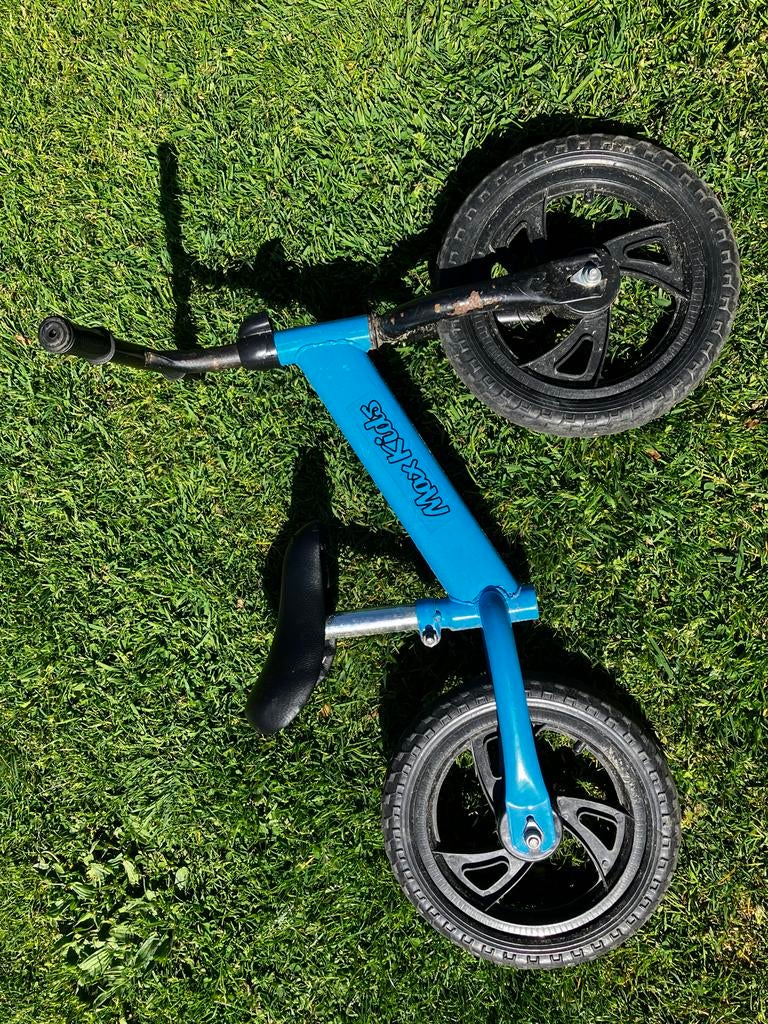 Blauwe loopfiets MaxKids met plastic bandjes, Kinderen en Baby's, Speelgoed | Buiten | Voertuigen en Loopfietsen, Ophalen, Gebruikt