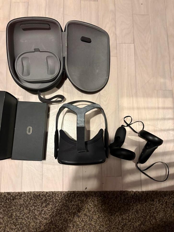 Oculus Quest VR-bril met controllers en draagtas, Spelcomputers en Games, Virtual Reality, Zo goed als nieuw, Overige platformen