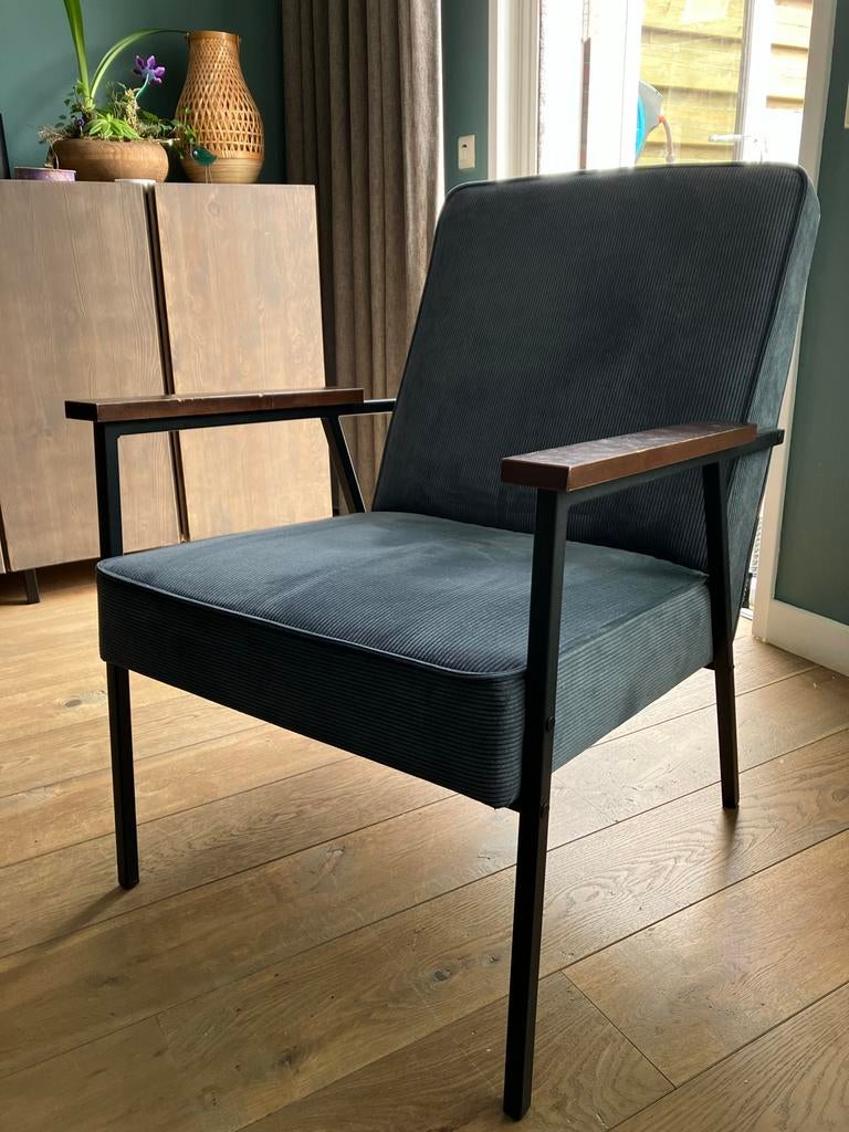 Comfortabele fauteuil WOOD met ribstof en houten leuningen, Ophalen, 75 tot 100 cm, Zo goed als nieuw, Stof