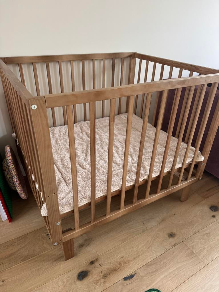 Box - walnoot Novi, Kinderen en Baby's, Boxen, Ophalen of Verzenden, Zo goed als nieuw, Boxkleed