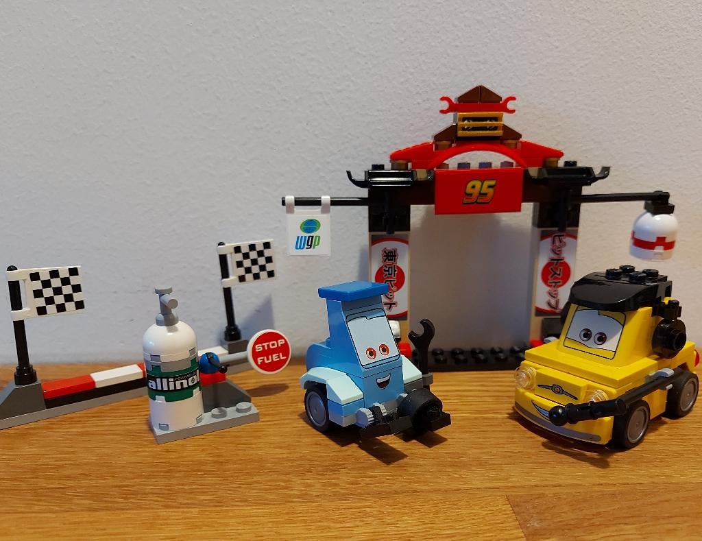 Lego 8206 Cars 2 Tokyo Pitstop, Kinderen en Baby's, Speelgoed | Duplo en Lego, Gebruikt, Lego, Compleet, Ophalen of Verzenden