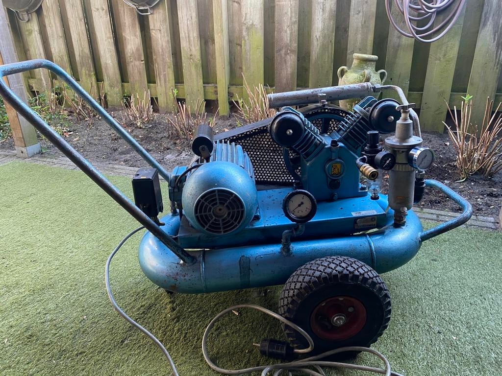 Compressor 2 cilinders /220 volt.  professioneel 15 bar., Ophalen, Gebruikt, 10 bar of meer, Minder dan 200 liter/min
